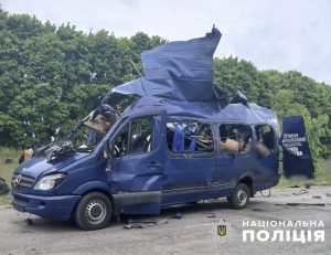 Smagi bojāts mikroautobuss pēc sprādziena Ukrainā