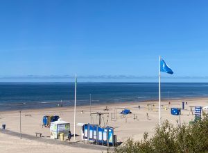 Ventspils Zilā karoga pludmale ar skaidrām debesīm un mierīgu jūru