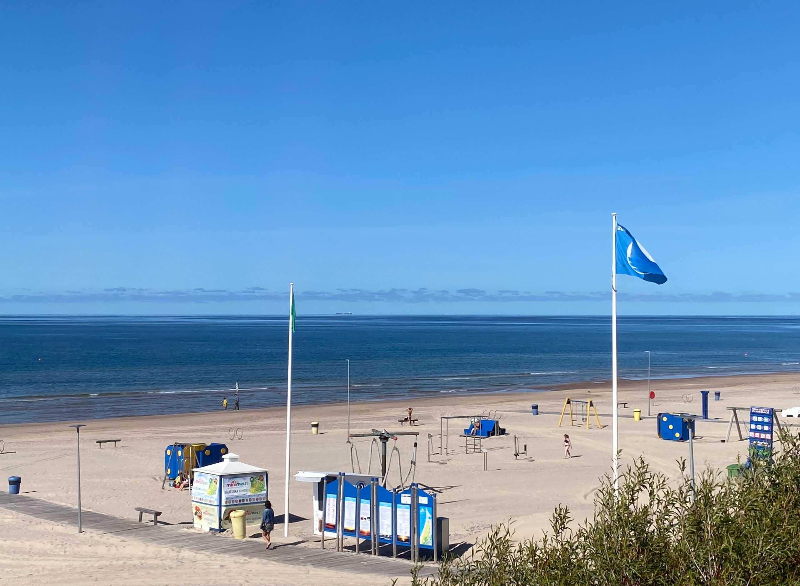 Ventspils Zilā karoga pludmale ar skaidrām debesīm un mierīgu jūru