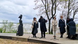 Pasākuma dalībnieki pie Aspazijas skulptūras Kastaņolas ielas atklāšanas ceremonijā