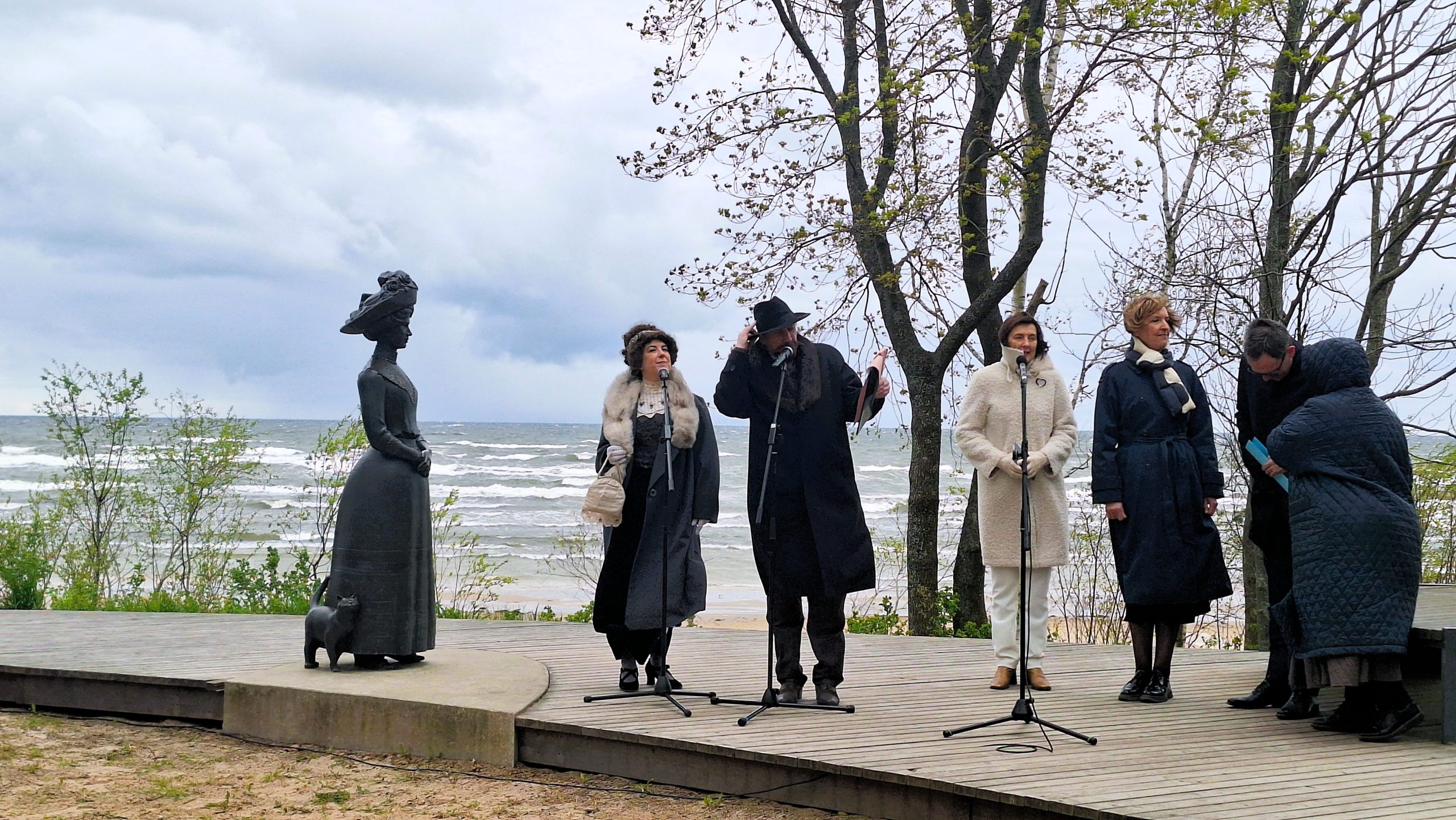 Pasākuma dalībnieki pie Aspazijas skulptūras Kastaņolas ielas atklāšanas ceremonijā