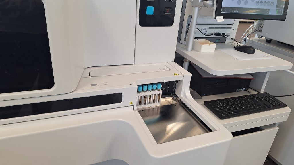 Automatizēta medicīnas laboratorijas iekārta ar asins paraugu mēģenēm