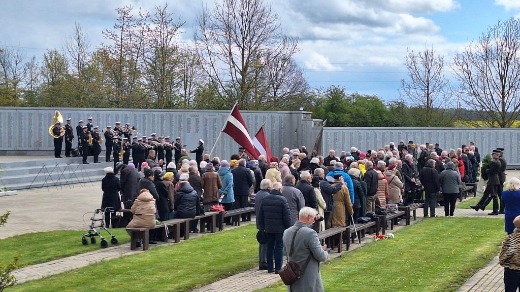 Piemiņas pasākums Lestenē pie pieminekļa ar orķestri un cilvēku pūli, atklājot pieminekli "Latvijas stāvstropu brīvībai"