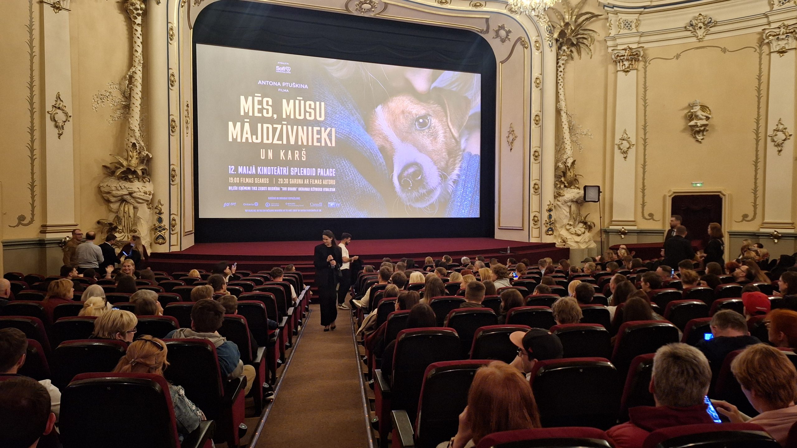 Kinoteātra ekrāns ar dokumentālās filmas 