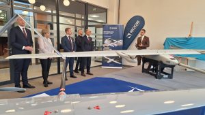 Dronu prezentācija uzņēmumā “Edge Autonomy” ar amatpersonu klātbūtni