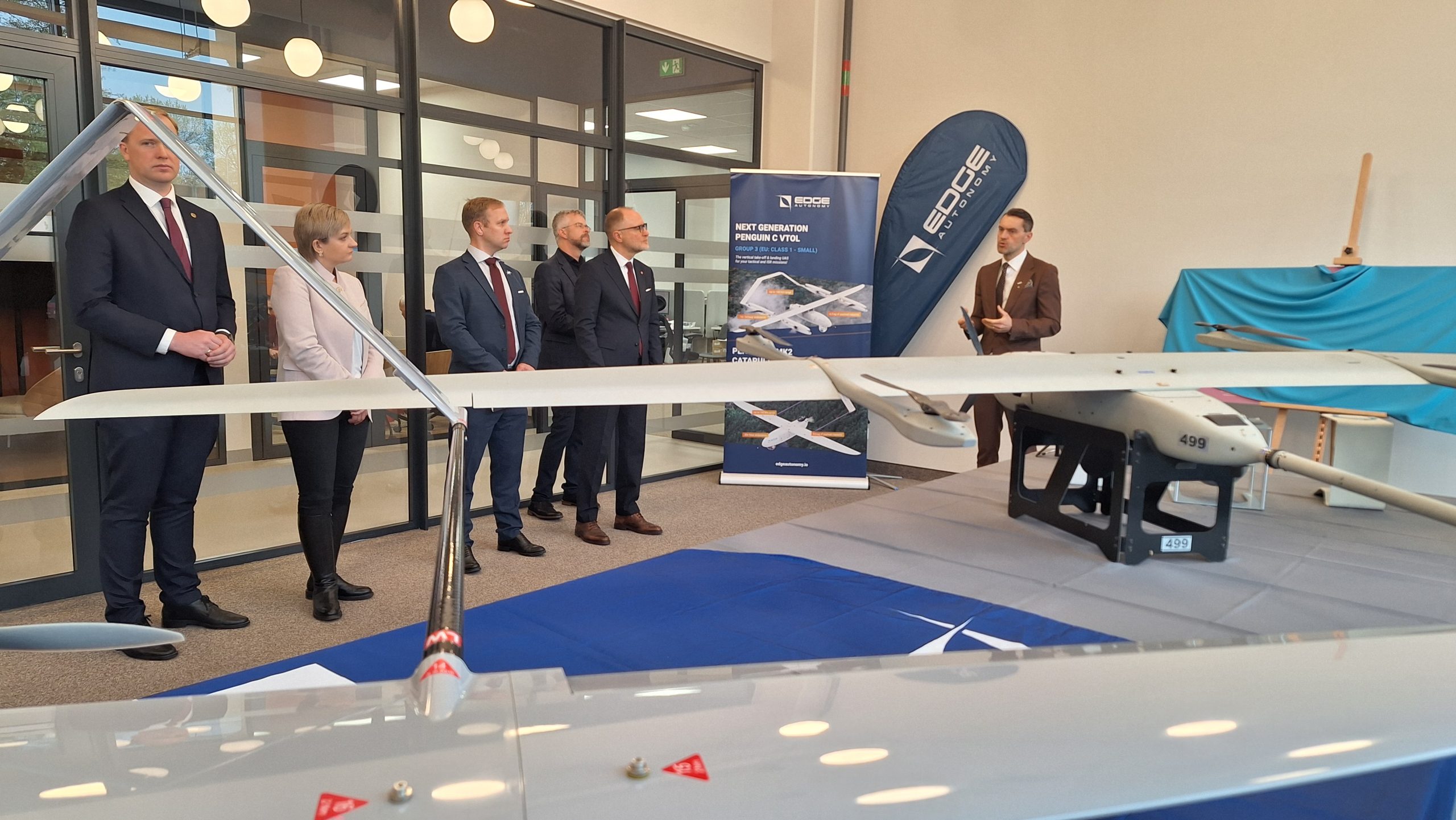Dronu prezentācija uzņēmumā “Edge Autonomy” ar amatpersonu klātbūtni