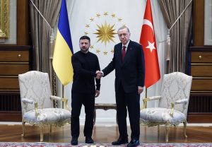 Ukrainas un Turcijas prezidenti saspiež rokas oficiālās tikšanās laikā