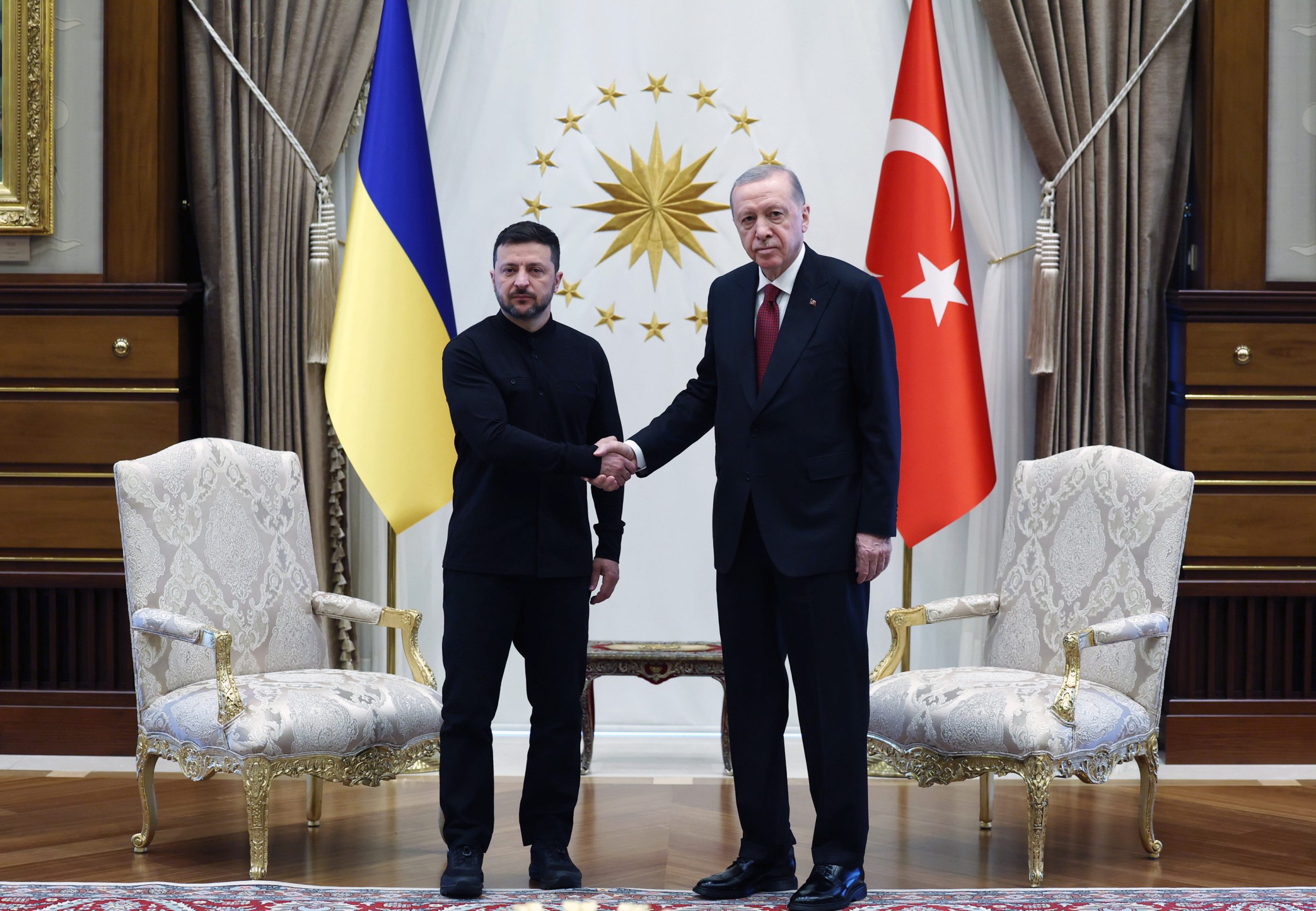 Ukrainas un Turcijas prezidenti saspiež rokas oficiālās tikšanās laikā