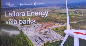 Laflora Energy vēja parka vizualizācija ar turbīnu un industriālu teritoriju kūdras laukos
