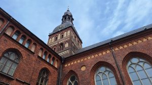 Rīgas Doms ar tā torņa augšdaļu un sarkanu ķieģeļu sienām