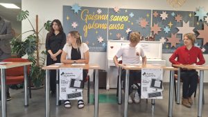 Jaunieši pie vēlēšanu reģistrācijas galdiem Jelgavas Spīdolas Valsts ģimnāzijā