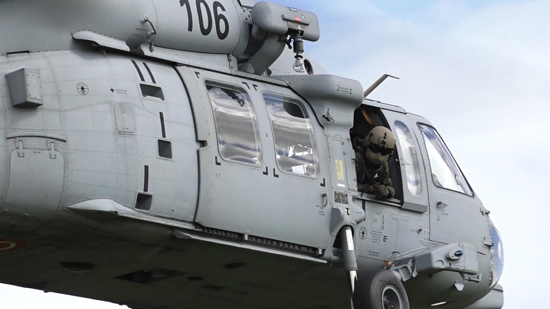 Tuvplāns ar militārā helikoptera kabīni un pilotu iekšpusē