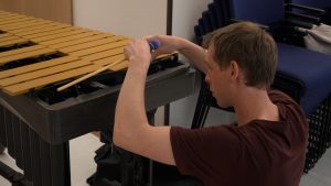 Mūziķis regulē vibrofona mehānismu ar vālītēm, gatavojot instrumentu spēlei.
