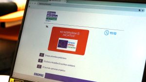 Datora ekrāns ar Eiropas eksāmena jautājumu par Eiropas pilsoņu iniciatīvu