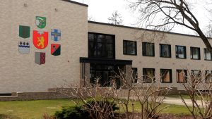 Valkas novada domes ēka ar ģerboņiem uz fasādes