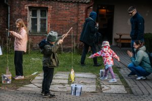 Bērni spēlējas ar makšķerēšanas rotaļu aktivitāti Muzeju nakts pasākumā Valmieras muzejā.