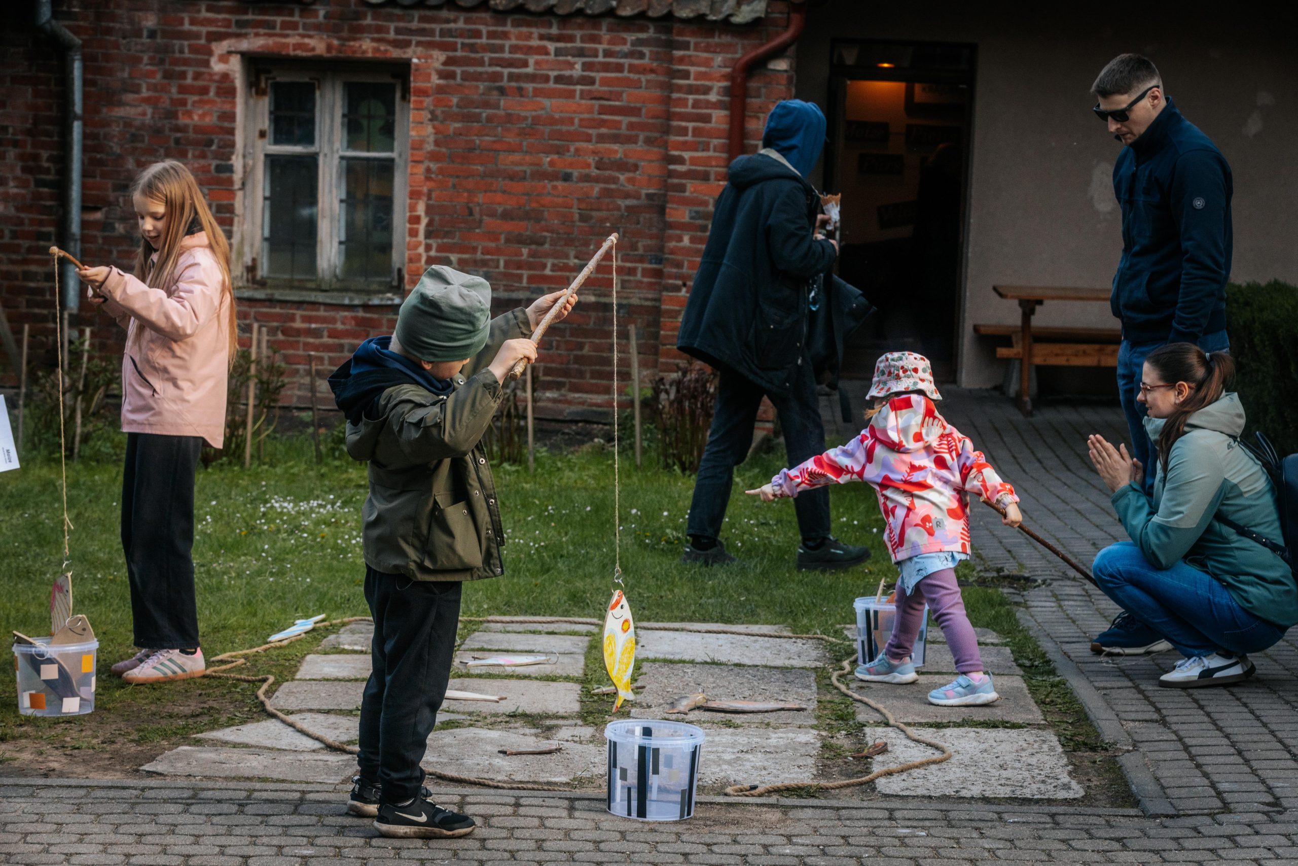 Bērni spēlējas ar makšķerēšanas rotaļu aktivitāti Muzeju nakts pasākumā Valmieras muzejā.