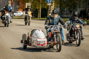 Motociklisti ar retro stila motocikliem un blakusvāģiem Valmieras moto sezonas atklāšanā.