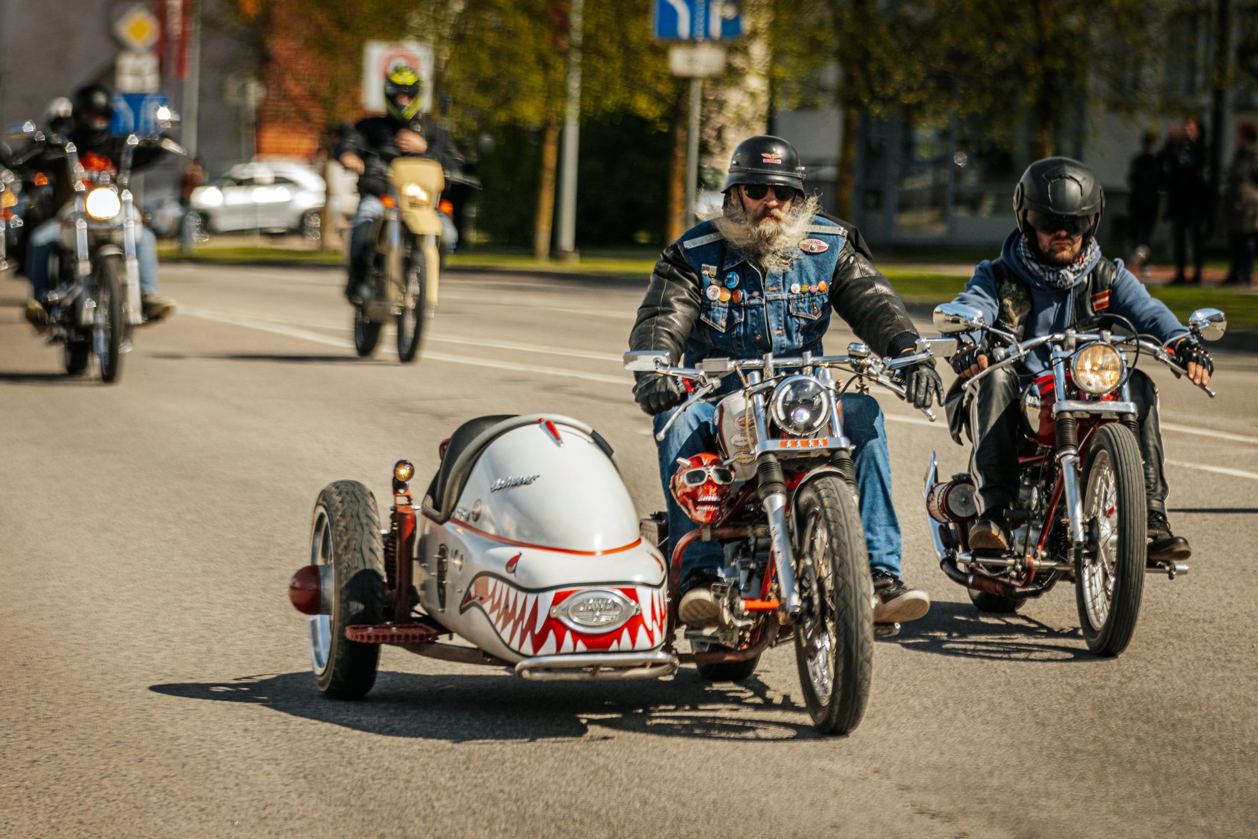 Motociklisti ar retro stila motocikliem un blakusvāģiem Valmieras moto sezonas atklāšanā.