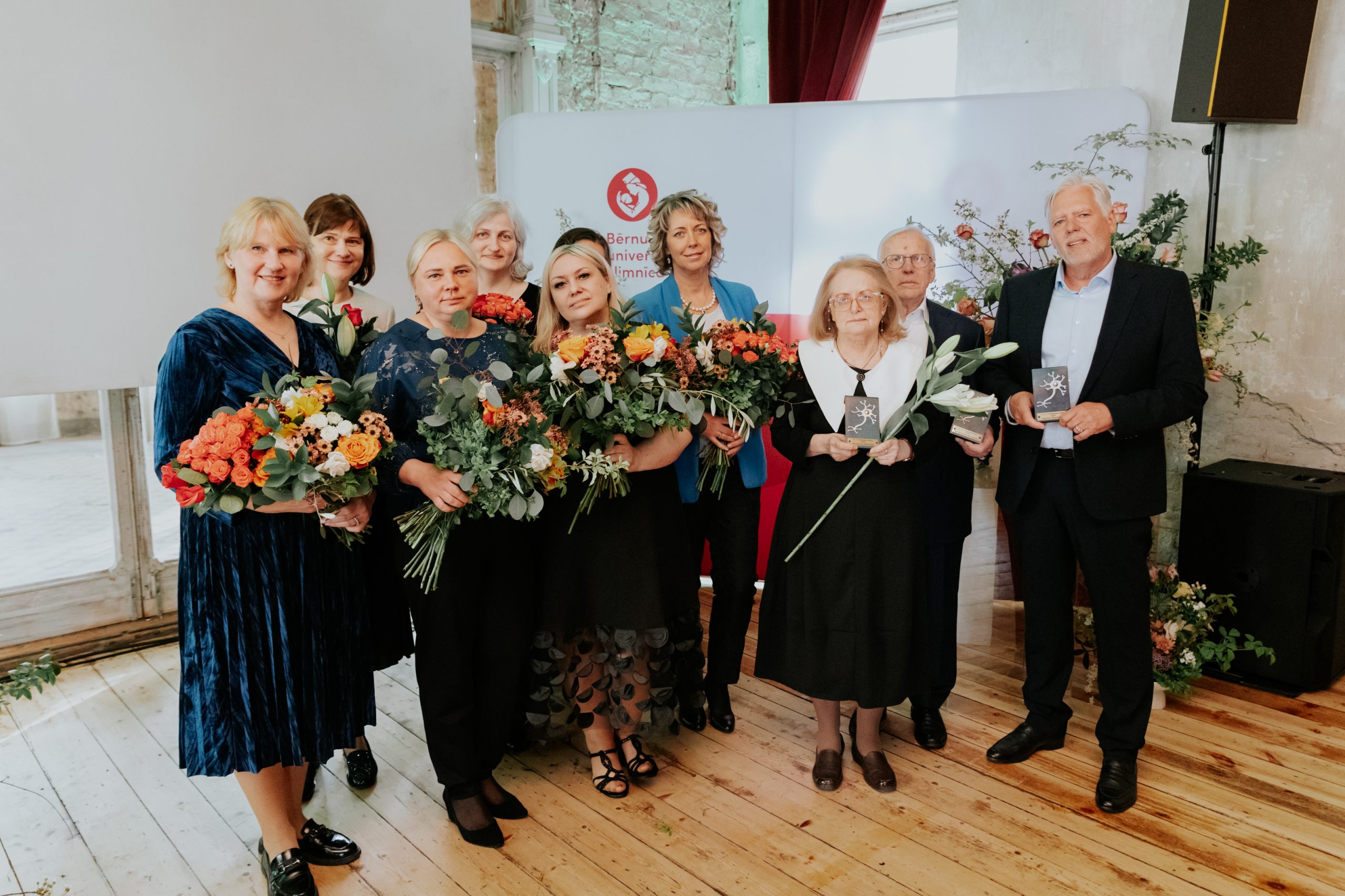 Grupas foto ar Nikolaja Pakalniņa balvas saņēmējiem Bērnu neirologu biedrības konferencē.