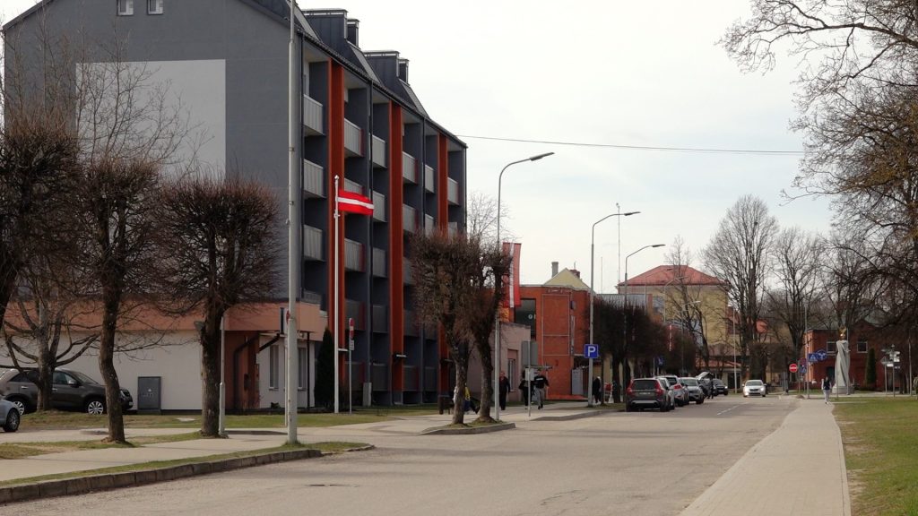 Iela Valkā ar Latvijas karogu pie daudzdzīvokļu ēkas