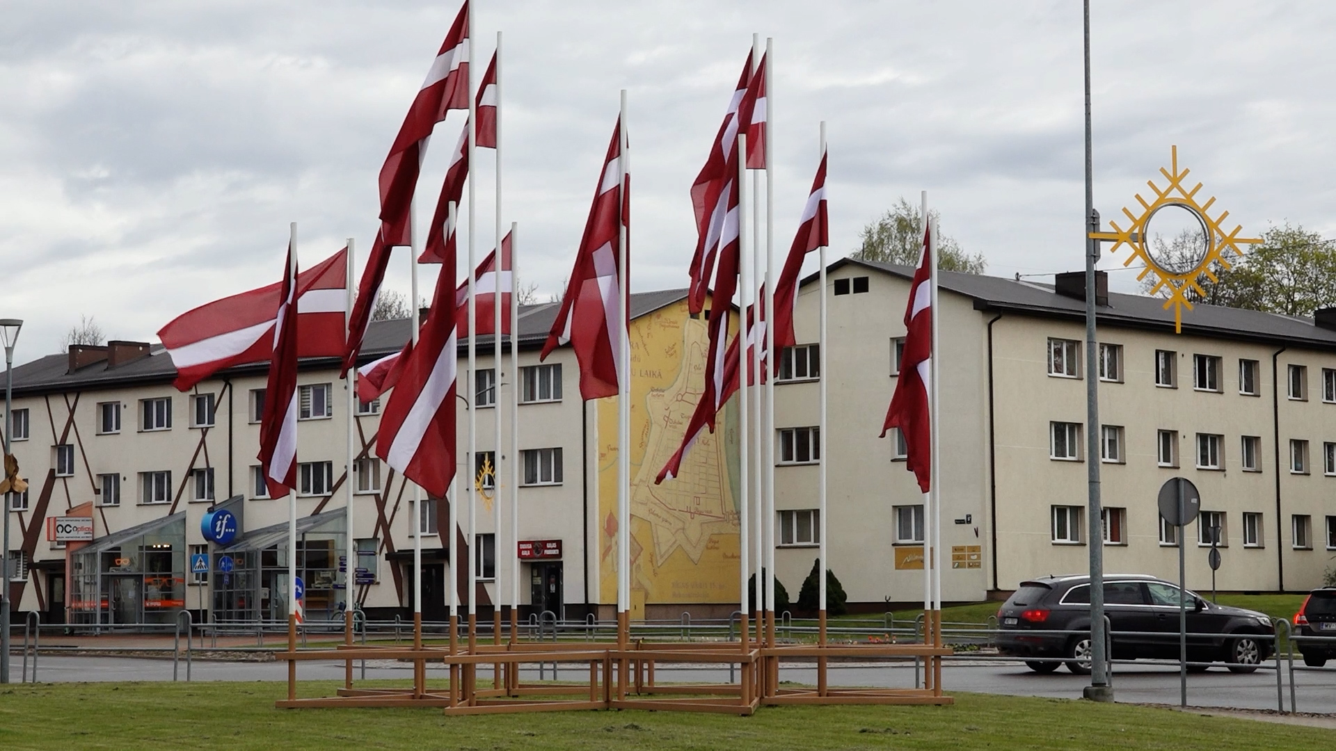 Latvijas karogi laukumā pie ēkām ar Latgales kongresa simboliku
