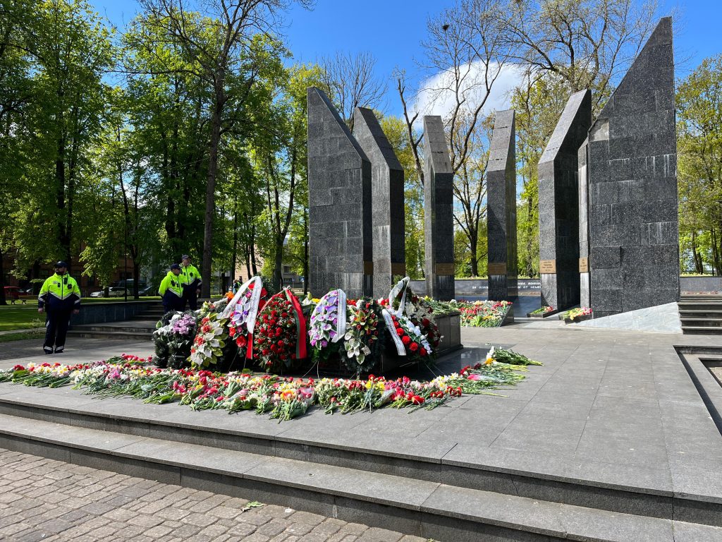 Piemiņas vieta Daugavpilī, klāta ar ziediem un vainagiem, ko uzrauga policijas darbinieki 9. maijā.