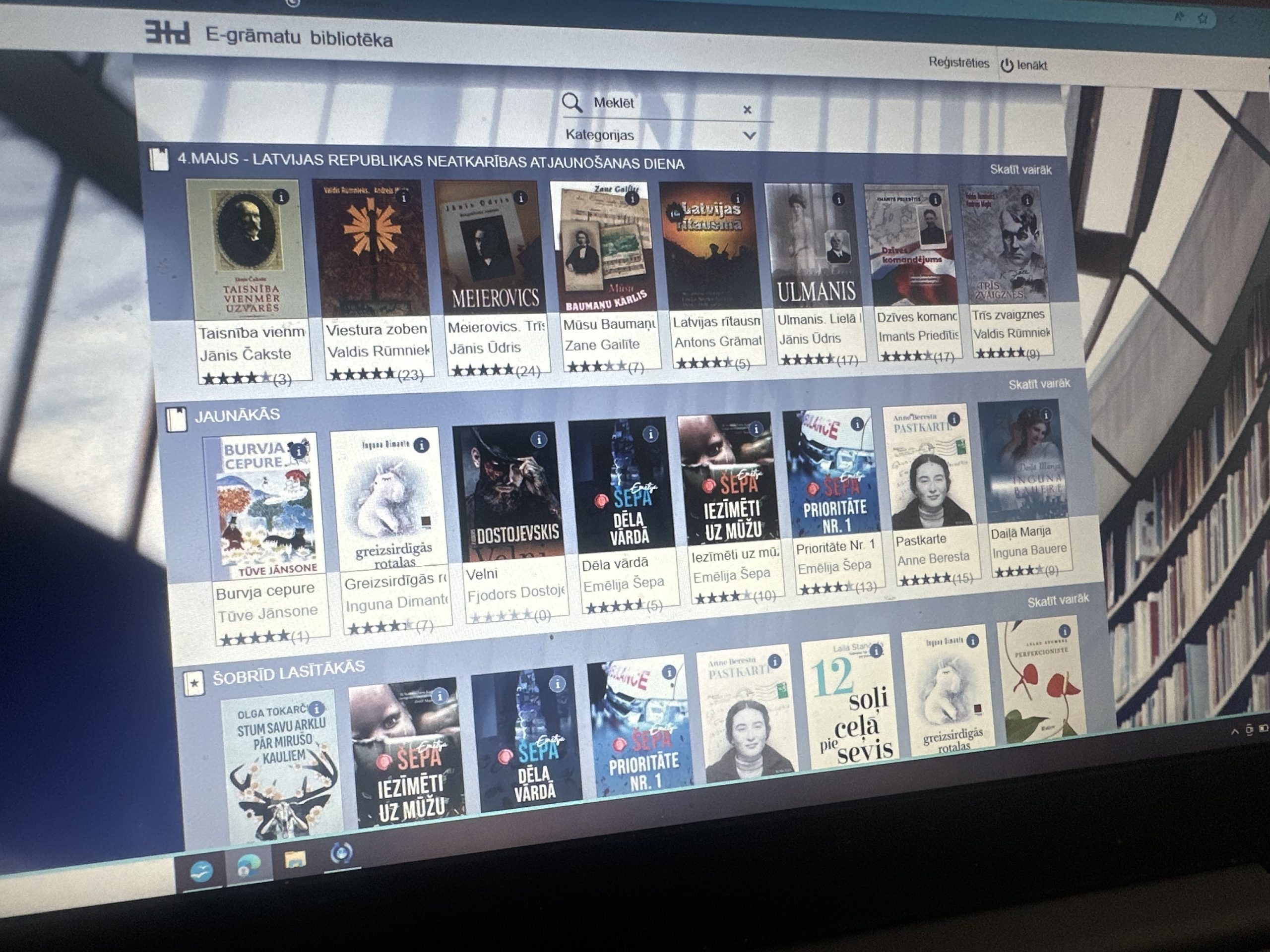 Ekrāns ar e-grāmatu bibliotēku, kurā izceltas grāmatas par 4. maiju