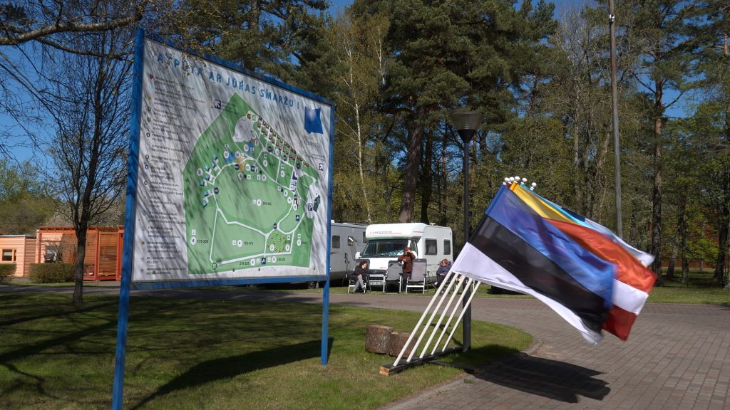 Kempinga plāns un Igaunijas karogs Ventspils Piejūras kempingā