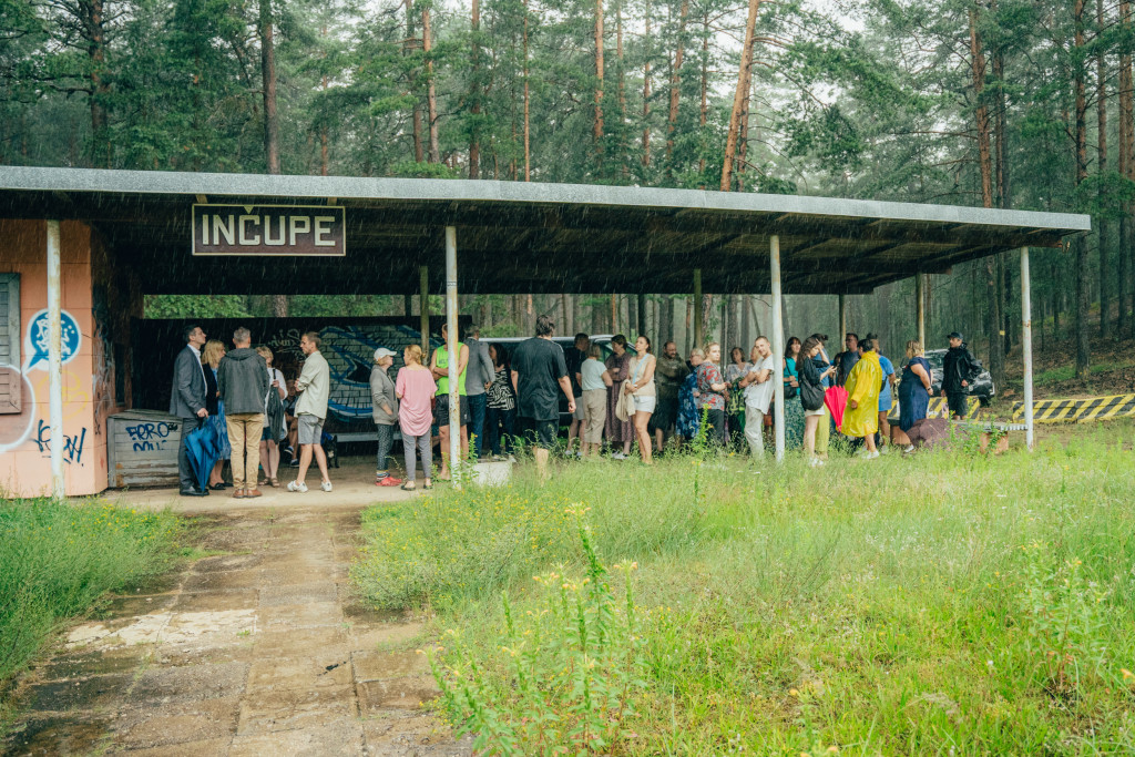 Cilvēki pulcējas zem 