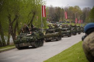 Militārā tehnika parādē ar Latvijas karogiem