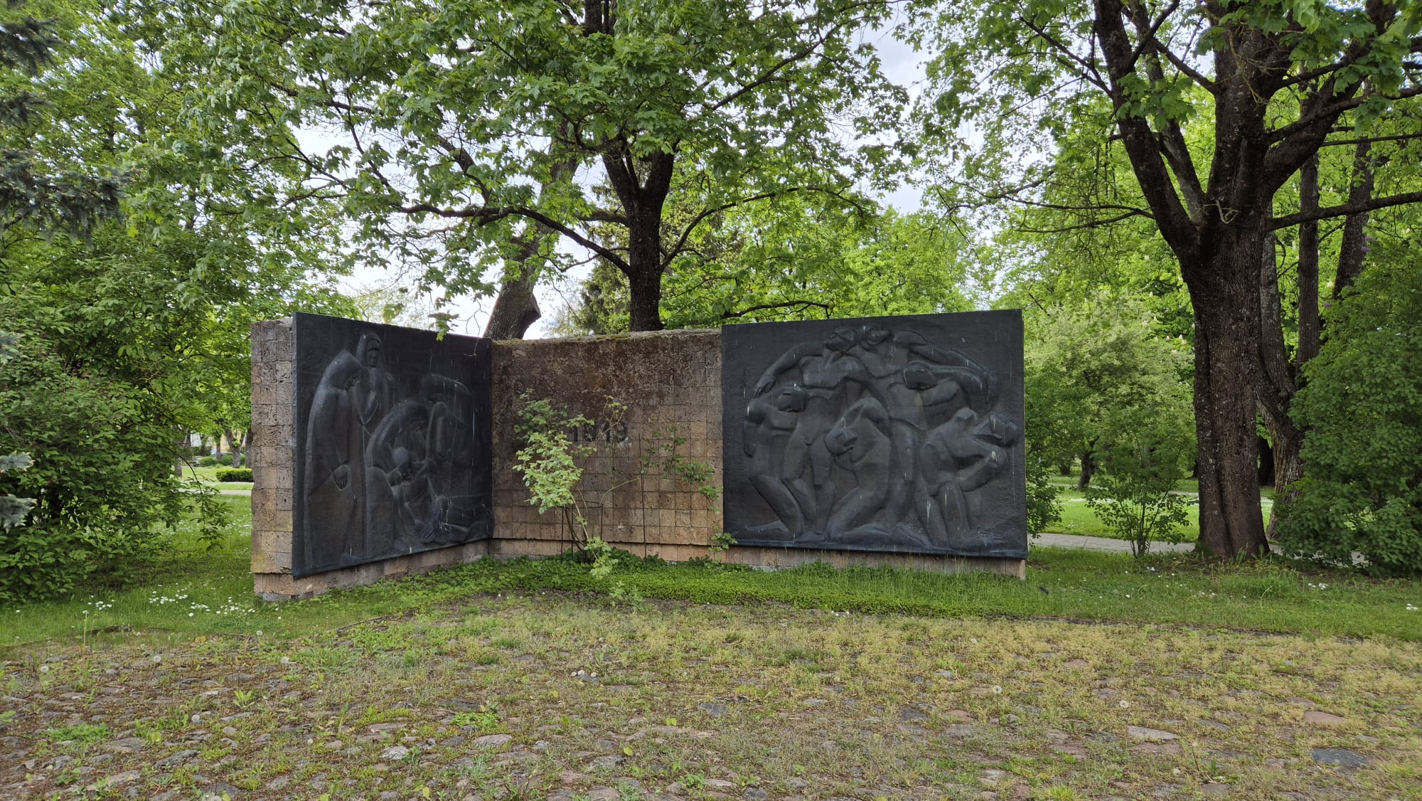 Monuments ar reljefiem tēliem Kuldīgas 1905. gada parkā, atgādinot par vēsturiskiem notikumiem