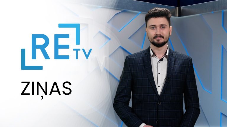 ReTV ziņu moderators uz ziņu studijas fona.
