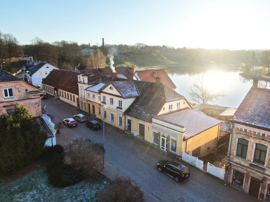 Talsu pilsētas ainava no augšas saulainā dienā