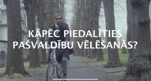 Vīrietis brauc ar velosipēdu koku alejā ar tekstu “Kāpēc piedalīties pašvaldību vēlēšanās?”