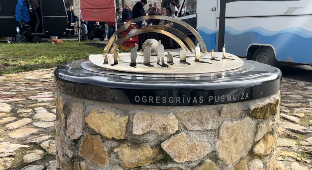 Skulpturāla kompozīcija "Saullēkts" pie Ogresgrīvas pusmuižas, kas simbolizē vēsturisko saikni.