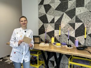 Monika Sīle, desertnīcas "Pasta māja" īpašniece, ar vēstuli rokās