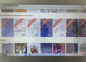 Ekrānuzņēmums ar "Biļešu Paradīzes" mājaslapu, kurā redzami Latvijas Skolu jaunatnes dziesmu un deju svētku biļešu dizaini ar uzrakstu "IZPĀRDOTS"