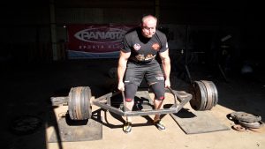 Latvijas spēkavīrs Jānis Ilgavižs ceļ “Trap bar” stieni treniņa laikā angārā