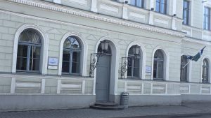 Jēkabpils pilsētas domes ēka ar vēsturisku fasādi