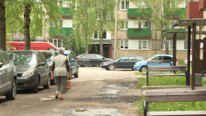 Jēkabpils daudzdzīvokļu māju iekšpagalms ar stāvvietu un gājēju
