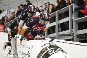 Latvijas bobsleja komanda ieskrienas, lai uzsāktu braucienu sacensībās