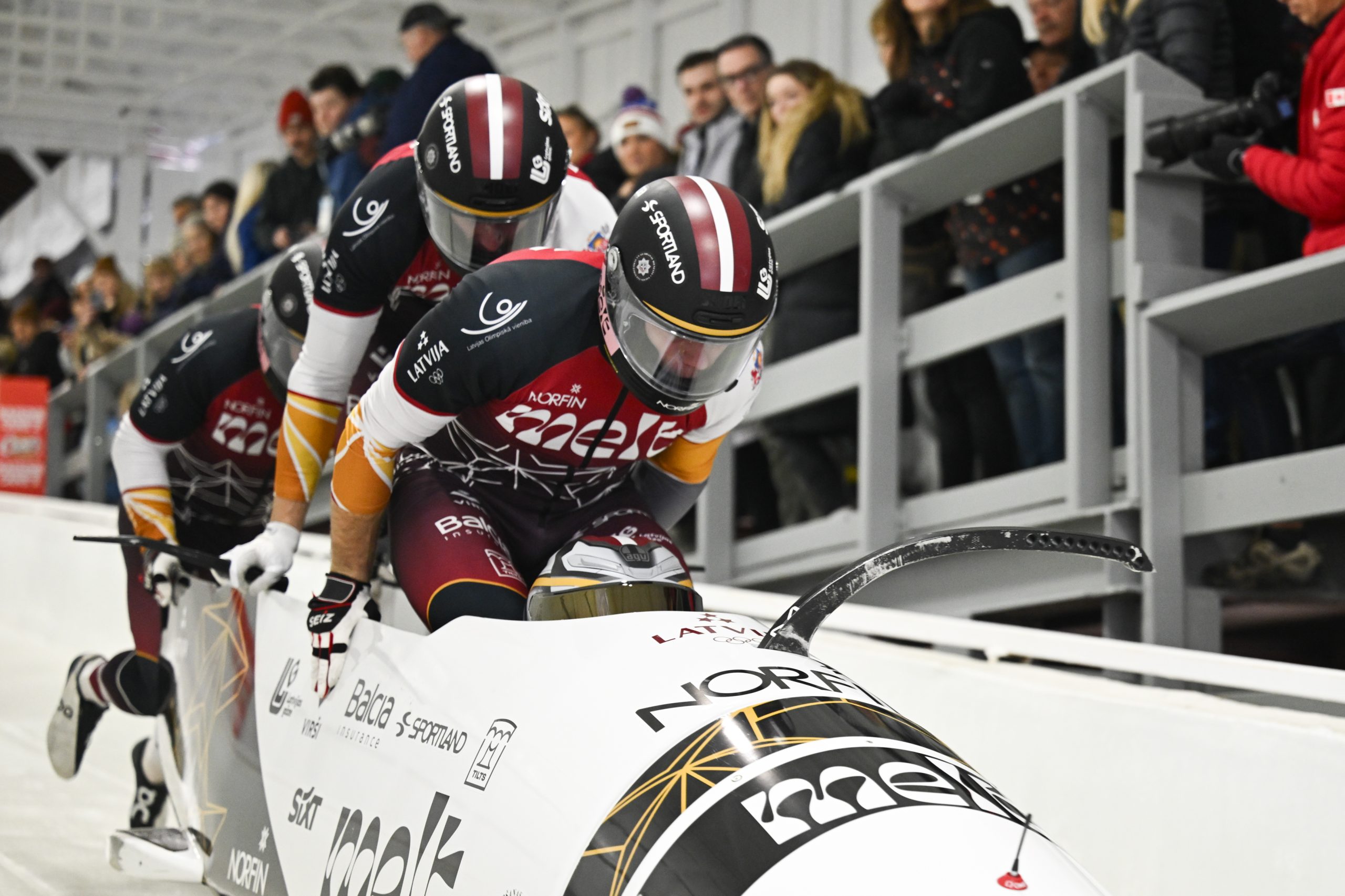 Latvijas bobsleja komanda ieskrienas, lai uzsāktu braucienu sacensībās