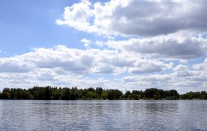 Daugava pie Jēkabpils zem mākoņainām debesīm.