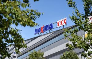 Maxima XXX veikala ēka ar logo uz jumta