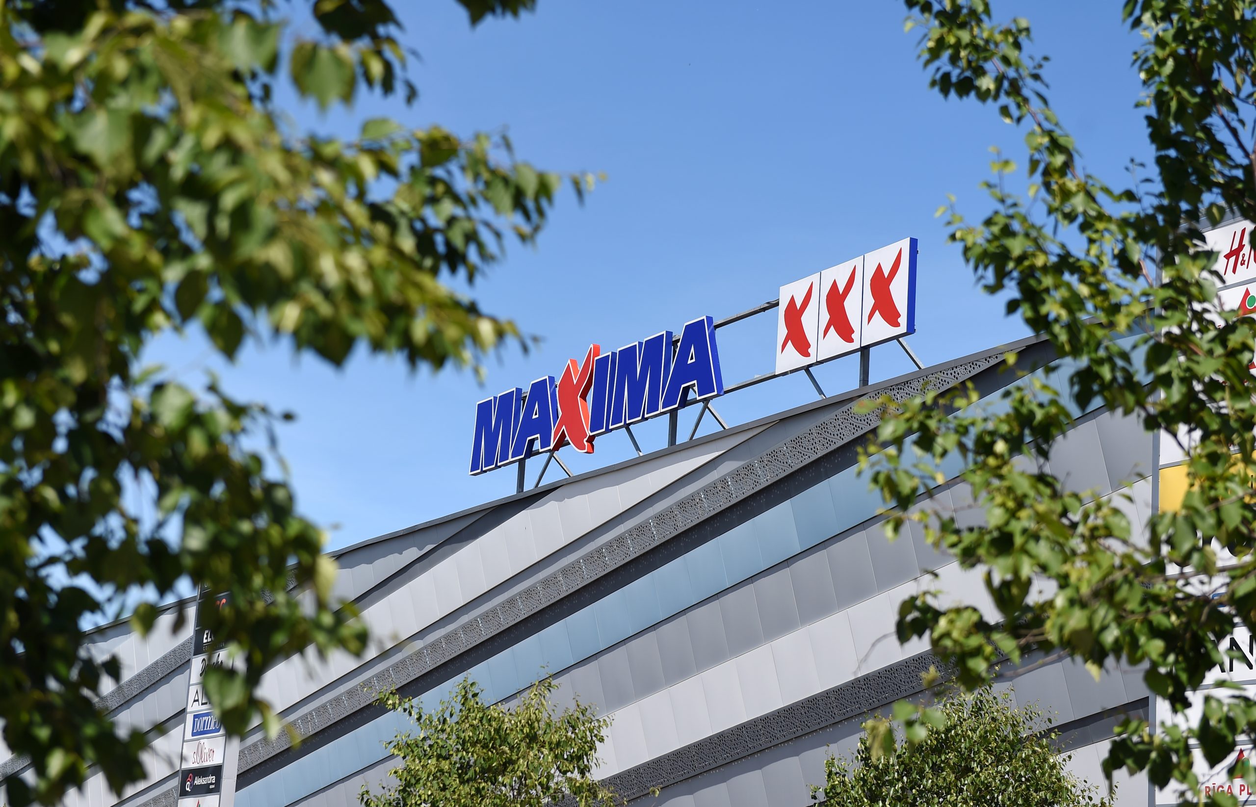 Maxima XXX veikala ēka ar logo uz jumta