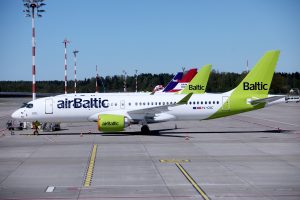 airBaltic lidmašīna Rīgas lidostā uz skrejceļa