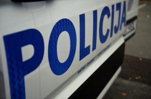 Valsts policijas uzraksts uz dienesta automašīnas