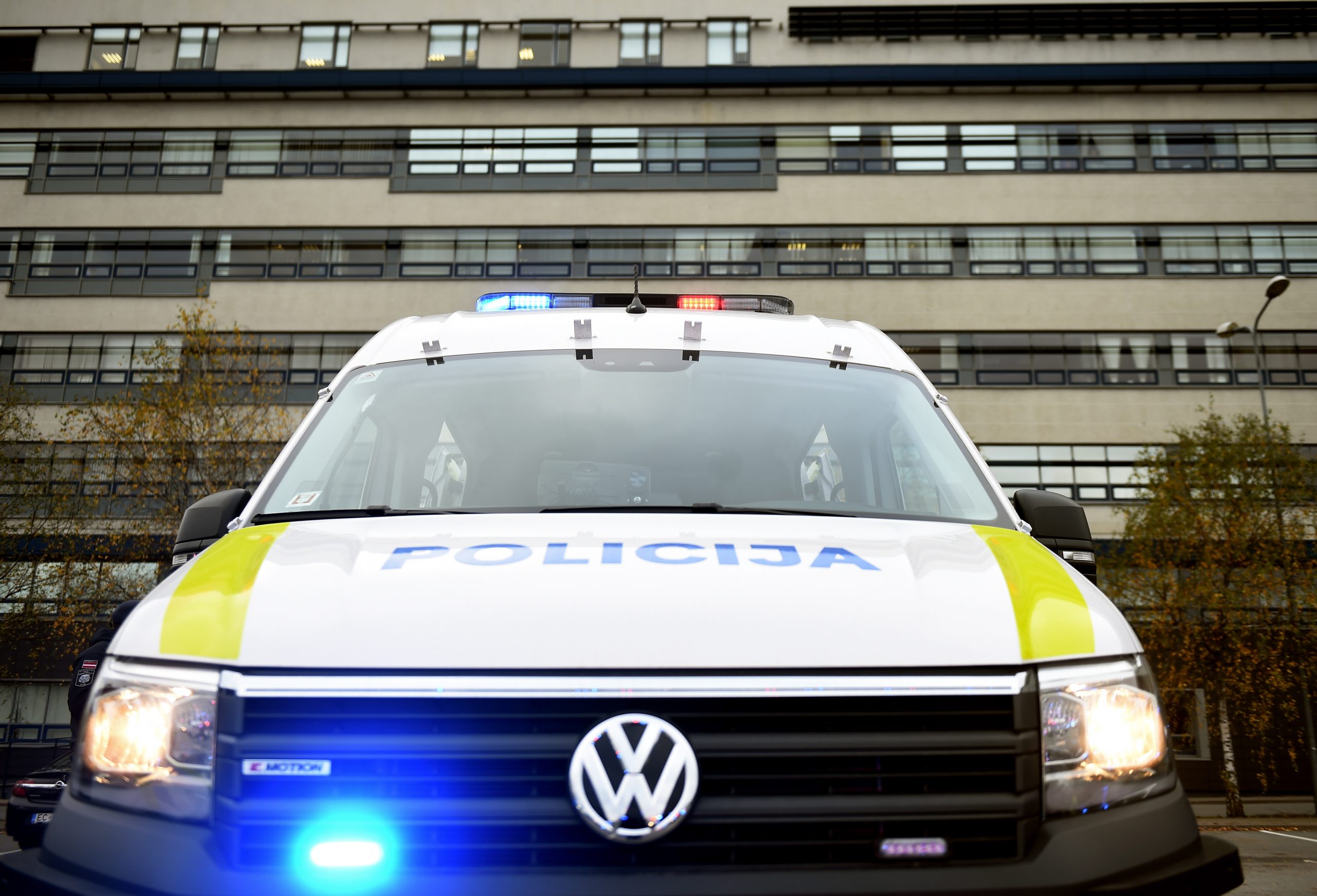 Latvijas policijas busiņš ar ieslēgtām bākugunīm