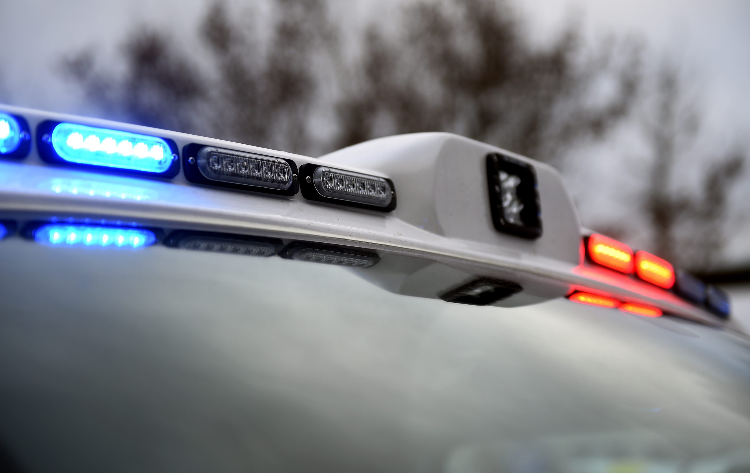 Policijas automašīnas bākugunis ar zilu un sarkanu gaismu